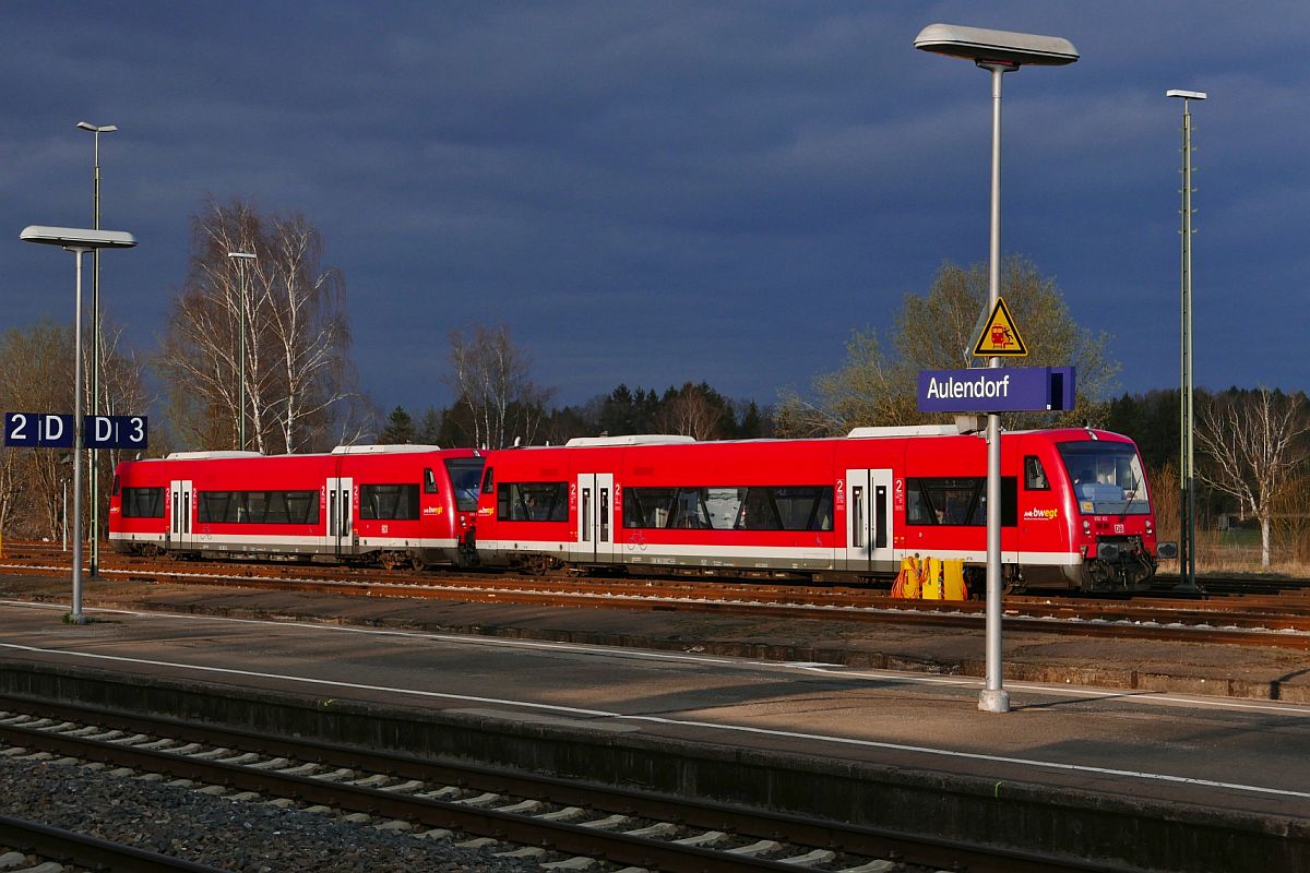 Kurz bevor die Sonne von den dunklen Wolken verdeckt wurde, wurden im Bahnhof von Aulendorf 650 120 und ein unerkannt gebliebener RegioShuttle noch angestrahlt (27.03.2019).