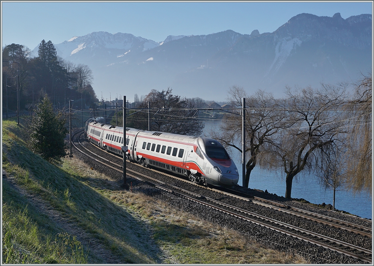 Kurz bevor Walter sein schönes Bild des FS Trenitalia ETR 610 012 mit dem Château der Chillon anfertigte, drückte ich in die Gegenrichtung ab und zeige nun den  New Pendolino  im Gegenlicht kurz nach Villeneuve. 
Auch ich habe mich sehr gefreut, Walter zu sehen und ich hoffe, dass bei etwas früherem Sonnenaufgang ein Treffen, vielleicht sogar in etwas grösser Kreis hier wiederholt werden kann. 

17. Januar 2022