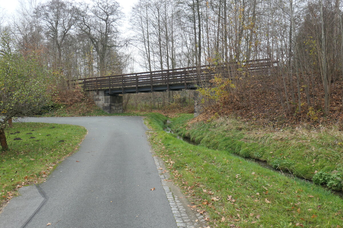 Kurz dahinter eine zweite Bachbrücke bei der Auenstraße in  Beiersdorf über das Beiersdorfer Wasser um 2025