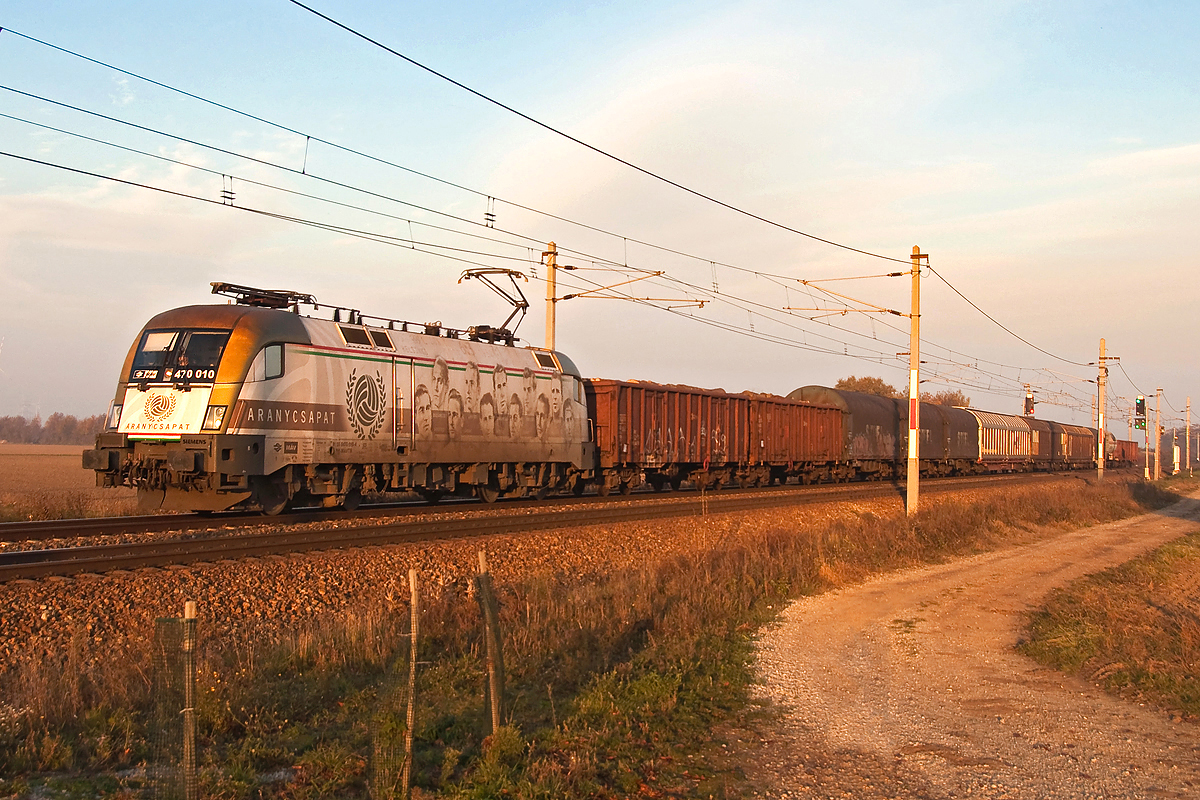 Kurz danach kam 470 010  Aranycsapat  im letzten Sonnenlicht des 06.11.2015 zwischen Deutsch Wagram und Wien Süßenbrunn vorbei.