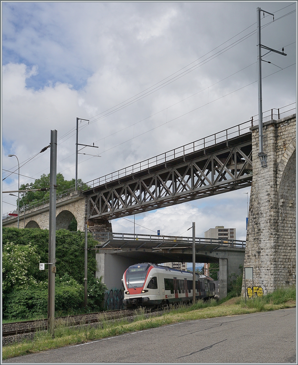Kurz darauf fährt auf der unteren Strecke, der SBB RABe 523 032 als Regionalzug 7817 von Biel/Bienne nach Olten. 

6. Juni 2021