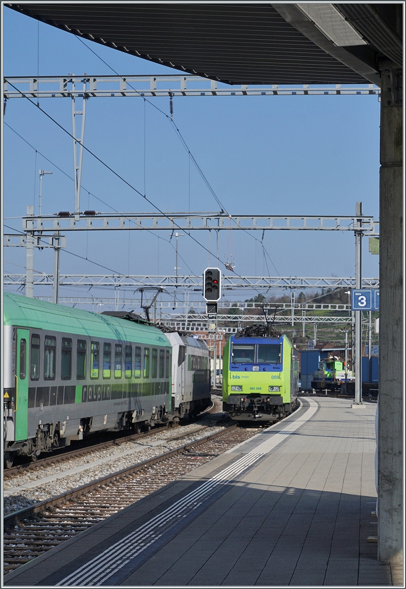 Kurz darauf treffe ich wieder auf die BLS Re 485 009, die den RoLa Zug in Spiez verlassen hat und die Traktion der BLS 186 905 (91 80 6 186 905-6 D-BLSC) bis nach Freiburg alleine überlässt. 

14. April 2021