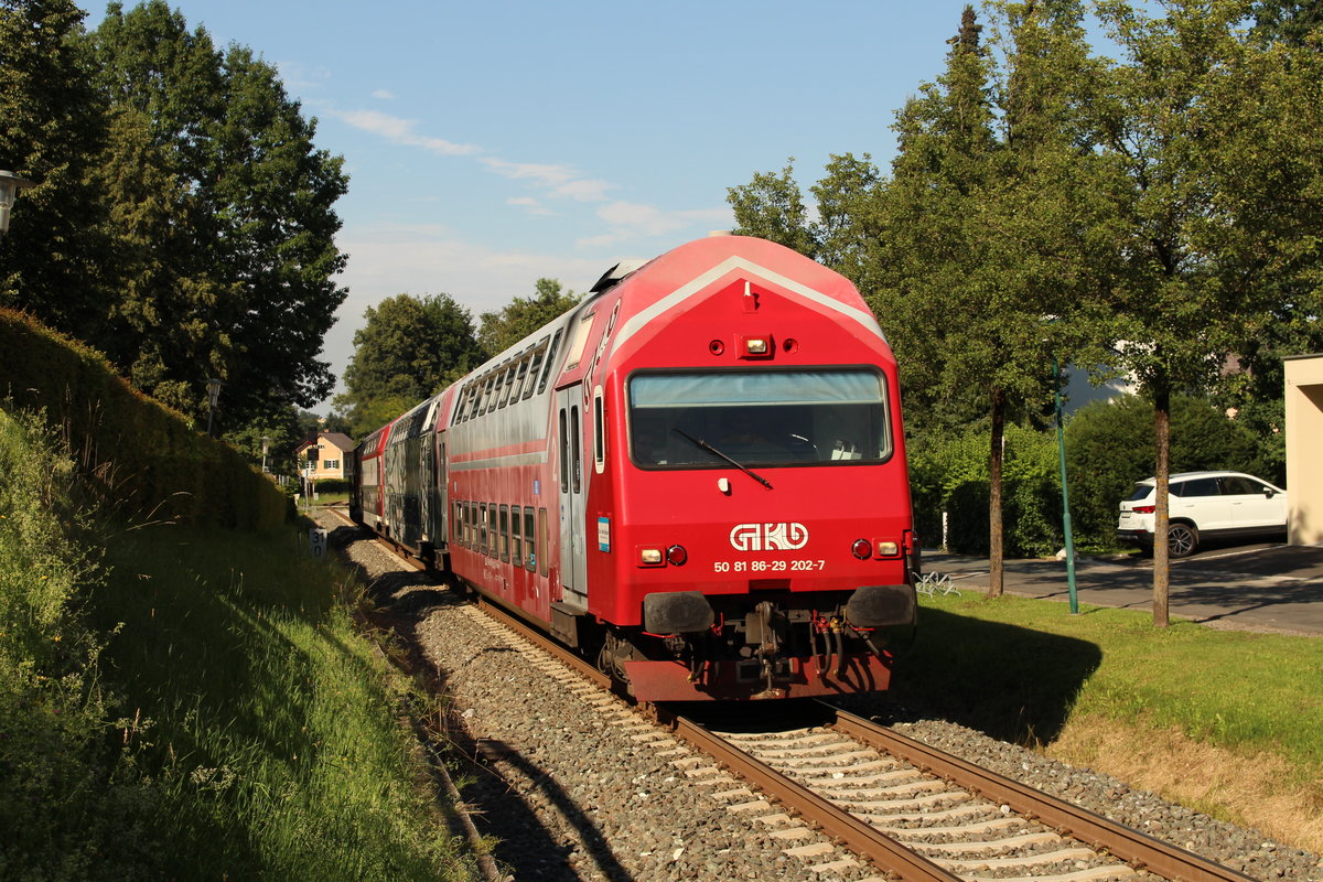 Kurz hinter dem Bahnhof Deutschlandsberg beim sogenannten  Stiftungspark  der bis 1882 den Friedhof der Pfarre Landsberg beherbergte schiebt die 1500.2 die drei Doppelstockwagen angeführt von 86-29 202 als R8567 von Graz Hbf nach Wies Eibiswald am 9.7.2020.