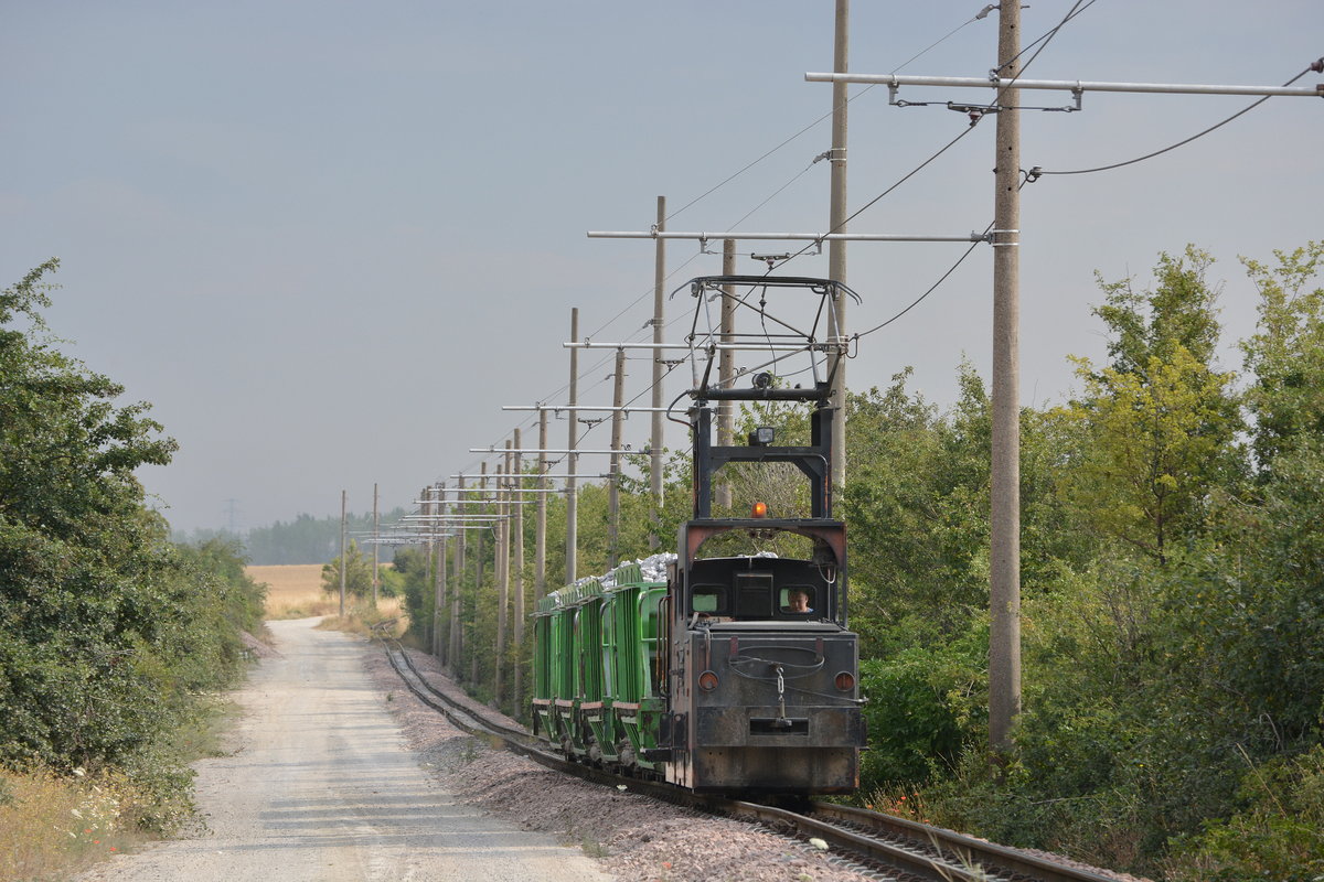 Kurz hinter dem vorherigen Sodazug kam auch der zweite Sodazug beladen in Richtung Sodawerk gefahren.

Staßfurt 21.07.2016