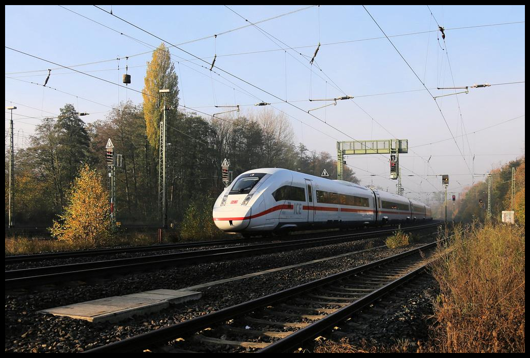 Kurz hinter einem planmäßigen Intercity kam am 5.11.2020 um 9.08 Uhr dieser ICE 4 durch Hasbergen in Richtung Osnabrück. 