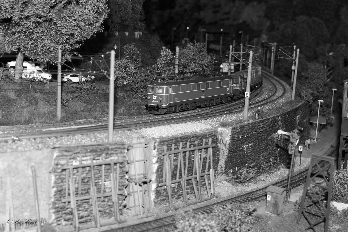 Kurz hinter der Haltestelle Schönblick-Maria Plain legt sich am Abend eines Augusttages 1996 die 1010 015 mit einem Güterzug von Salzburg nach Villach in den Bogen der Überleitstelle Zell 3.
Modelleisenbahn Salzburg am 29.12.2022