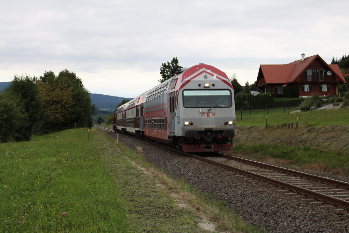 Kurz hinter der  Leibenfelder Höhe  in Deutschlandsberg schiebt am 21.8.2019 die 1500.6 den R8569 von Graz Hbf nach Wies-Eibiswald hier bei den Fischteichen in Kresbach.