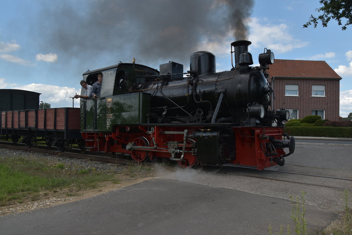 Kurz hinter der neuen Brücke über die neue B56 Schnellstraße nach Sittard, überquert die Lok Nr.20/Haspe den nächsten Feldwegübergang auf ihrem Weg nach Gillrath. Hier ist der Zug wenige hundert Meter hinter dem Bf Schierwaldenrath. Sonntag 6.8.2017