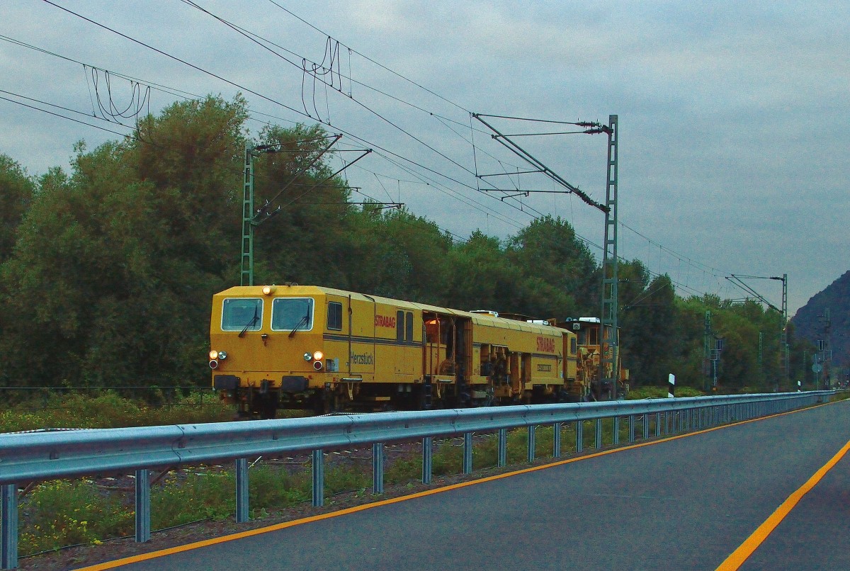 Kurz hinter Niederhammerstein kommt ein Gleisbauzug der Firma STRABAG in Richtung Neuwied gefahren am Montag den 7.10.2013