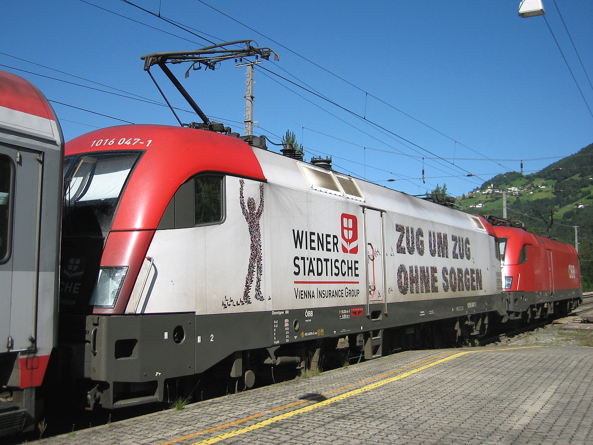 Kurz hinter der ÖBB 1116 146-0 hing ÖBB 1016 047-1  Wiener Stätische Versicherung  am EC nach Wien Westbahnhof welcher Aufgrund der Arlbergsperre erst ab Ötztal fuhr. Aufgenommen in Ötztal Bahnhof am 24.08.2008