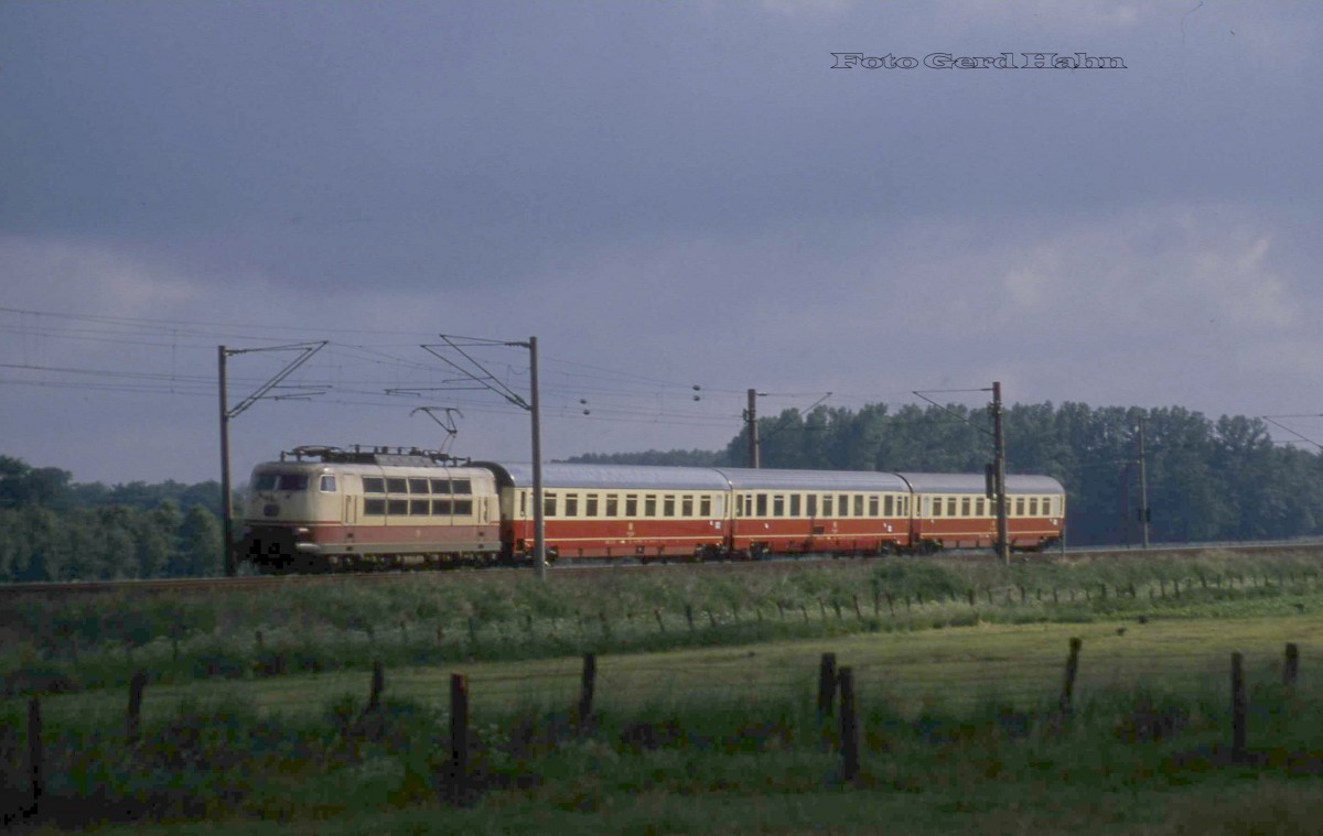 Kurz Intercity  Kruckenberg  als Sonderzug nach Lathen im Emsland.
Am 5.2.1988 fuhr damit 103234 durch die Bauernschaft am Ortsrand von Lotte.