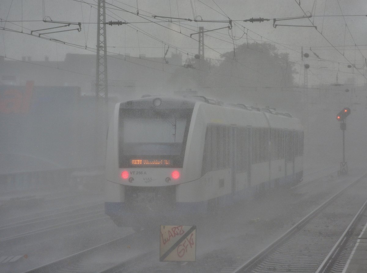 Kurz nach 12 Uhr verdunkelte sich der Himmel über Düsseldorf und Starkregen und Winde setzten ein. VT 256 kämpft sich durch den Starkregen durch Bilk in Richtung Düsseldorf Hbf. 

Düsseldorf 18.10.2019