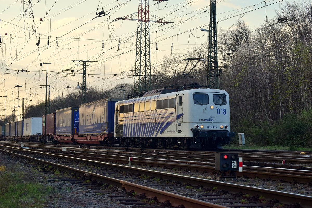 Kurz nach 19Uhr kam 151 018-9 mit einem KLV durch Köln Gremberg gen Troisdorf gefahren.

Gremberg 03.04.2021