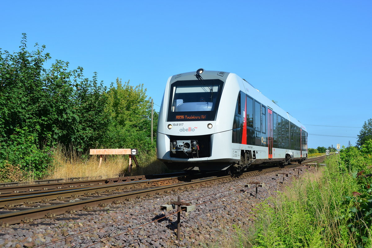 Kurz nach 9 erreicht 1648 417 den Bahnhof Groß Ammensleben. Im Hintergrund erkennt man die Brücke über den Mittellandkanal.

Groß Ammensleben 23.07.2019