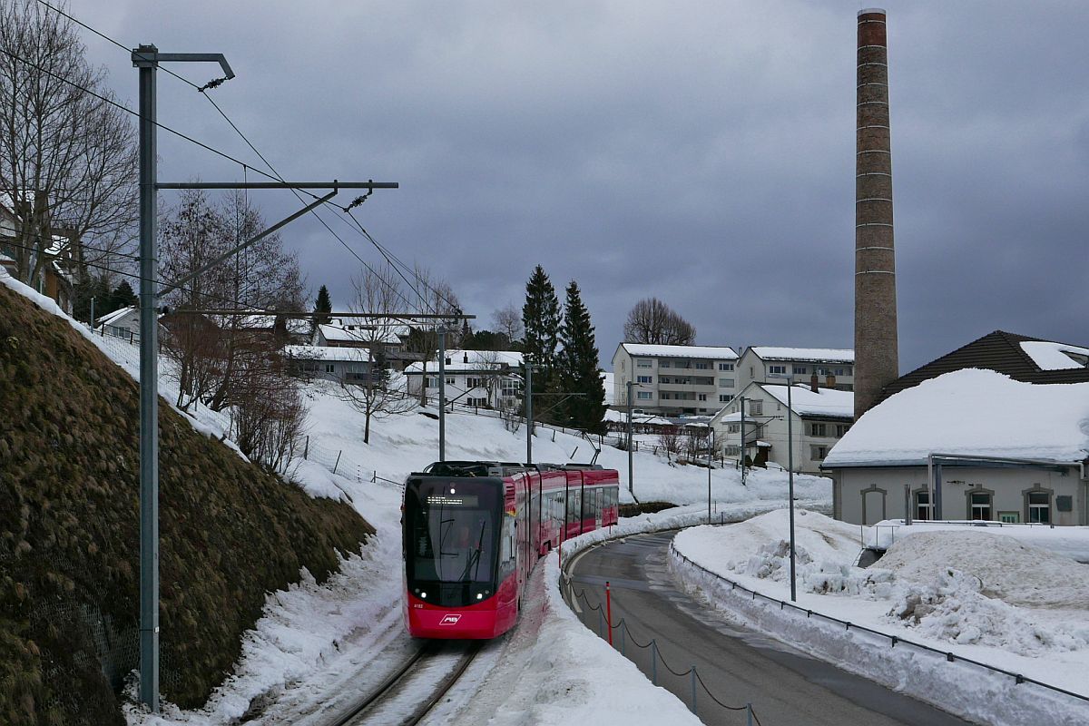 Kurz nach Abfahrt an der Haltestelle Zweibrücken in Gais befindet sich der in Appenzell gestartete ABe 8/12 4102 am 09.02.2019 als S21 2142 auf der Fahrt nach Trogen.