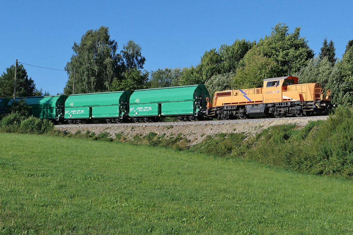 Kurz nach der Abfahrt im Bahnhof Hanfertal (Ortsteil von Sigmaringen) befindet sich 261 302-4 des Lokvermieters Northrail mit Wagen der Gattung Talns auf der Fahrt von Mengen über Sigmaringen nach Haigerloch-Stetten (11.08.2022)
