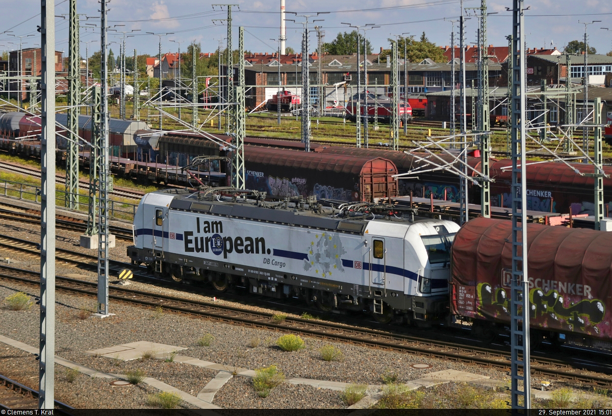 Kurz nach der Abfahrt des  Connecting Europe Express  (CEE) zieht 193 362-1  I am European  (Siemens Vectron) einen Gemischtwarenladen aus der Zugbildungsanlage (ZBA) Halle (Saale) in nördlicher Richtung.
Aufgenommen von der Berliner Brücke.

🧰 DB Cargo
🕓 29.9.2021 | 15:01 Uhr
