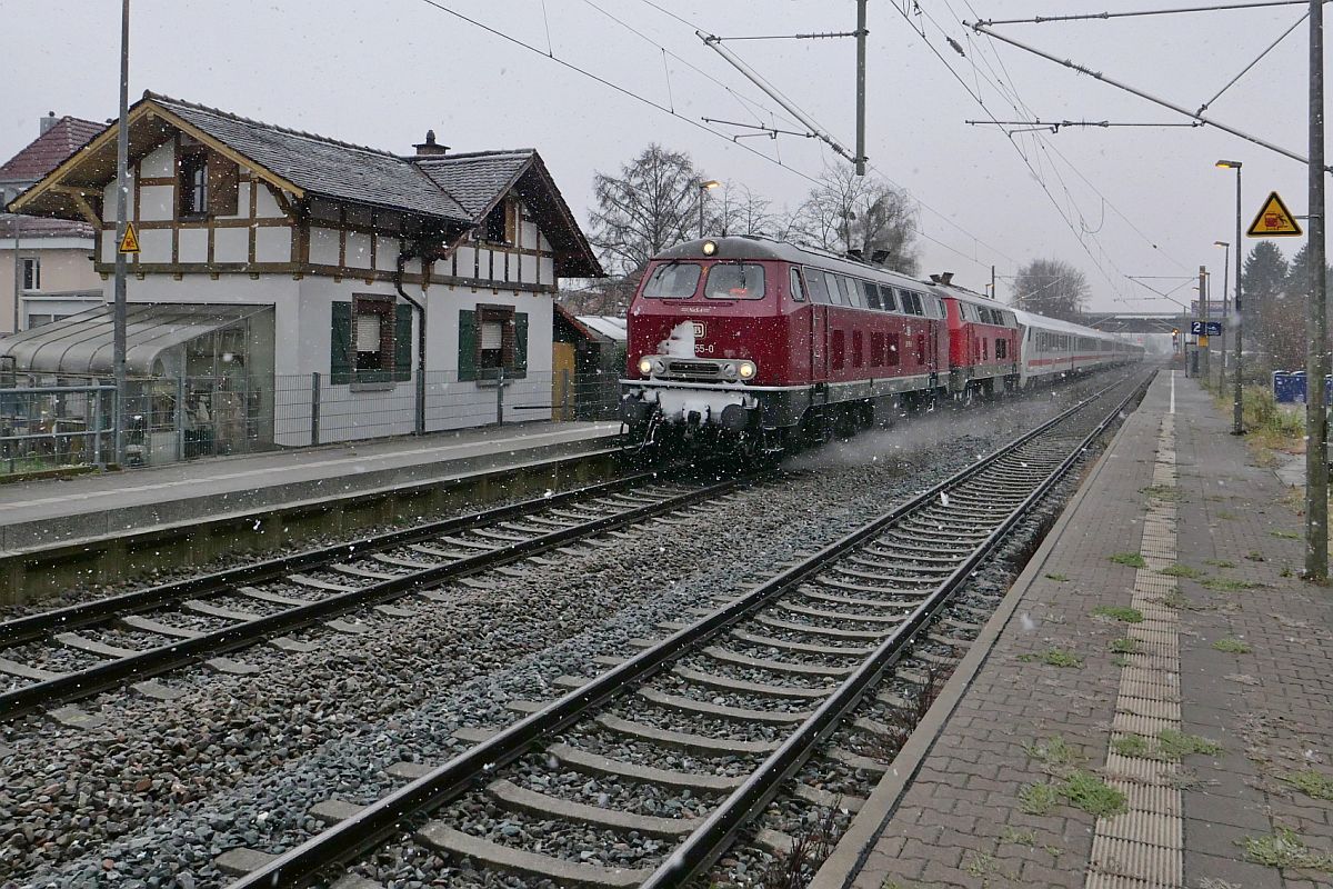 Kurz nach der Abfahrt in Friedrichshafen ziehen 218 155-0 der NeSA und 218 421-6 die Wagen des IC 118  BODENSEE , Innsbruck - Bochum, am 08.12.2021 durch die Haltestelle Friedrichshafen-Löwental