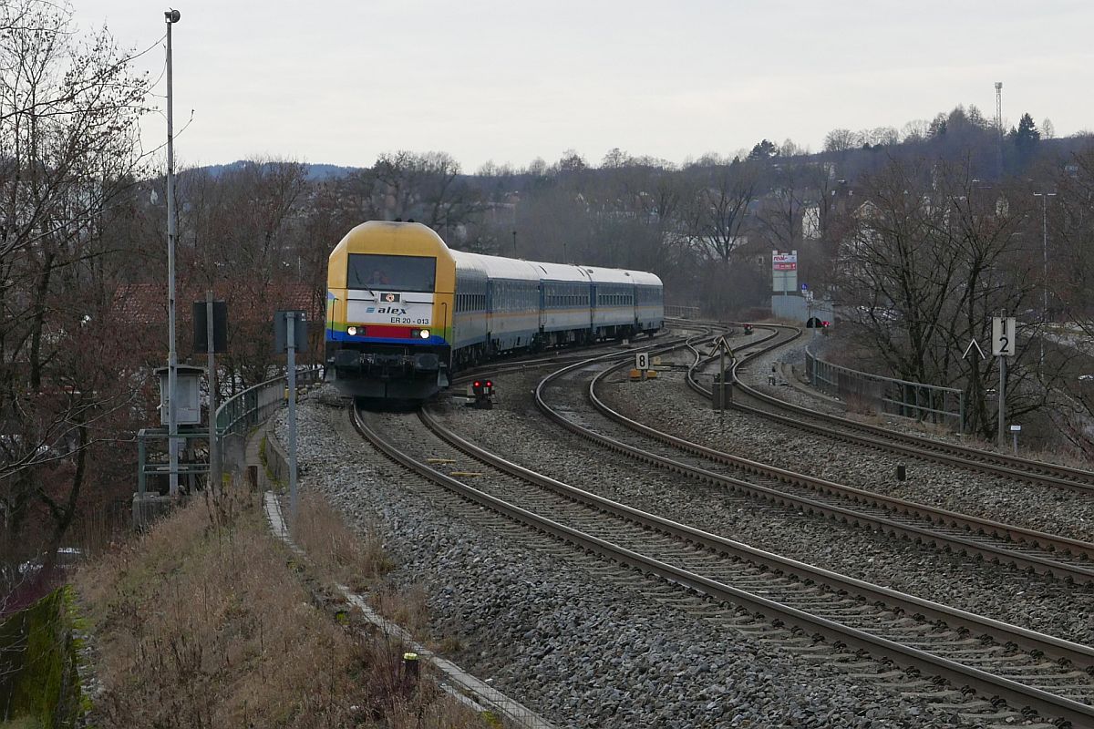 Kurz nach der Abfahrt in Kempten (Allgäu) befindet sich 223 013-4 am 27.12.2018 mit den Wagen des ALX 84109 von Lindau und den Wagen des ALX 84139 von Oberstdorf auf der Fahrt nach München.