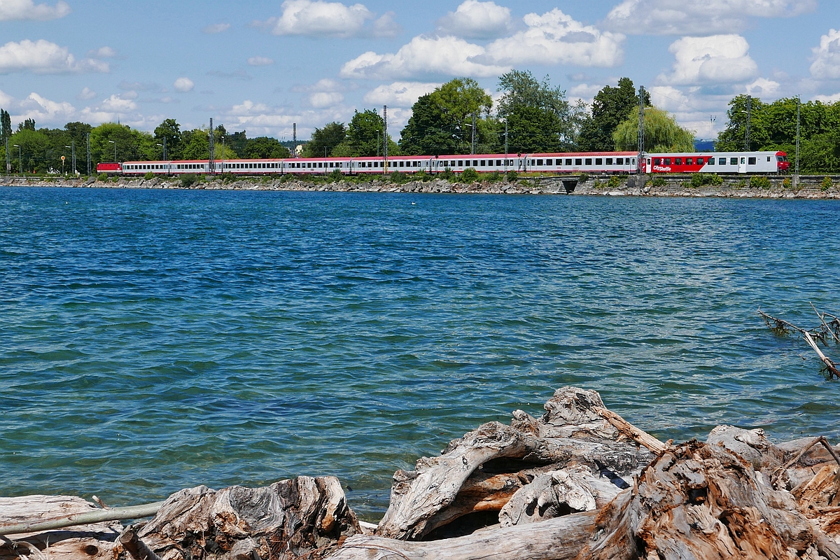 Kurz nach der Abfahrt in Lindau �berquert der nach Innsbruck fahrende IC 119  BODENSEE  den Bodenseedamm (14.07.2019).