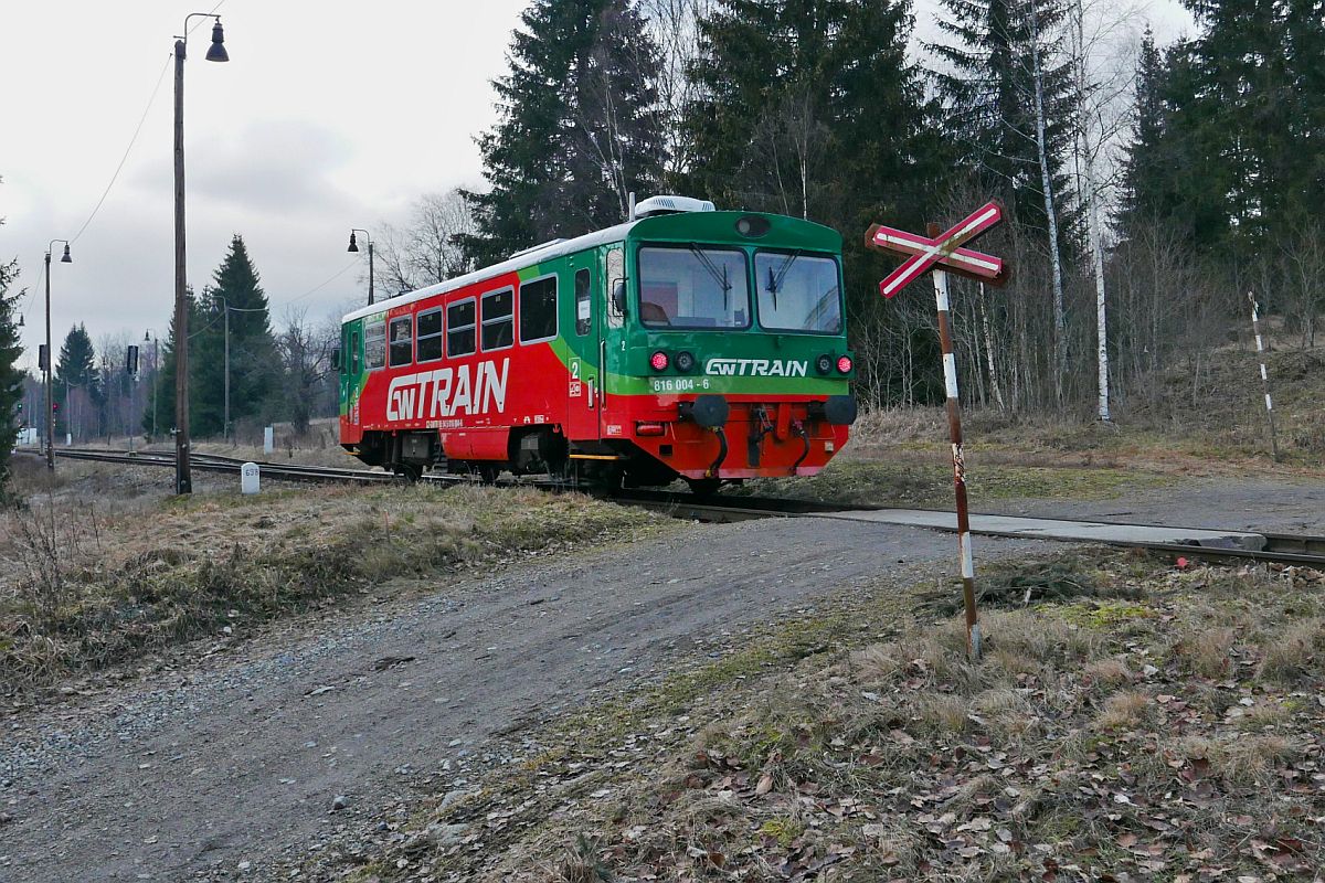 Kurz nach der Abfahrt in Nové Údolí befindet sich 816 004-6 am 31.12.2019 als Os 18011 auf der Fahrt nach Číčenice.