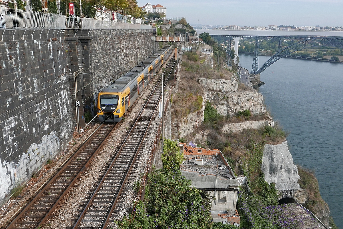 Kurz nach der Abfahrt in Porto São Bento befinden sich zwei Triebwagen der Baureihe 3400 auf der Fahrt nach Caide (29.09.2017).