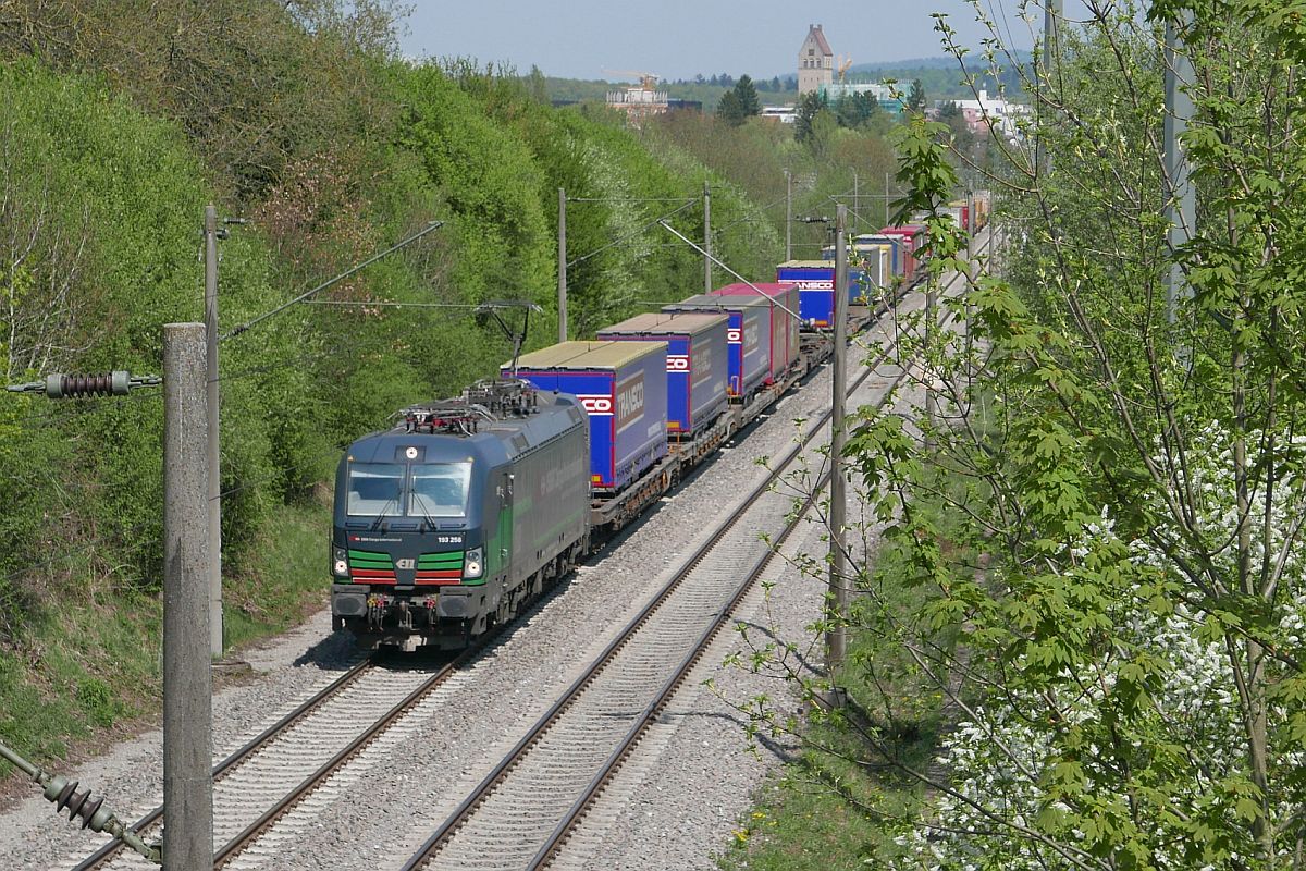 Kurz nach der Abfahrt in Singen (Hohentwiel) wurde die von ELL an SBB International vermietete 193 256 auf der Fahrt Richtung Schaffhausen am 21.04.2018 fotografiert.