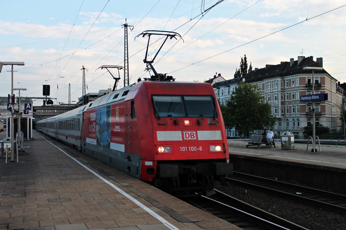 Kurz nach der Ankunft am 12.08.2014 von 101 100-6  Tessin exotisCH  mit einem IC steht sie nun mit beiden Bügel an der Oberleitung in Hamburg Altona.