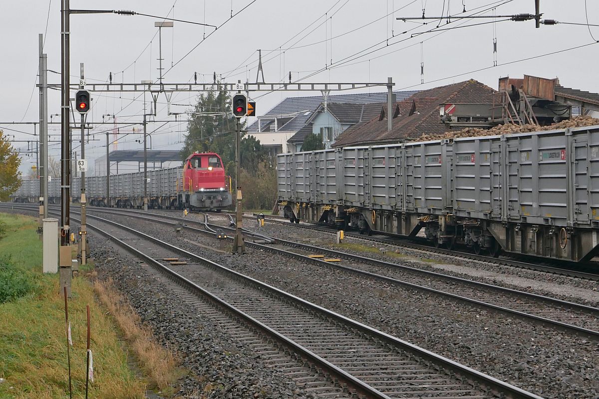 Kurz nach der Ankunft in Bürglen (TG) schiebt Am 841 013-6 die Wagen der Gattung Sgns mit den mit Zuckerrüben zu befüllenden Container in das Ladegleis (10.11.2021)