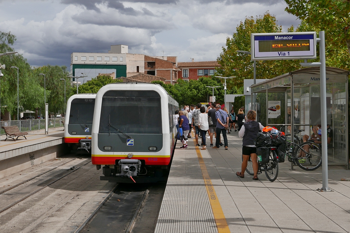 Kurz nach der Ankunft von Enlla steht am 17.09.2016 Triebwagen 61-33/61-34 im Kopfbahnhof von Manacor bereit, um wieder nach Enlla zurckzufahren. Dort mssen dann alle Fahrgste, die weiter Richtung Palma de Mallorca wollen, in Elektrotriebwagen umsteigen. Die 65 km lange Bahnfahrt von Manacor nach Palma de Mallorca kostete 4,10 /Person. Da in einem Triebwagen nur vier Stellpltze fr Fahrrder zur Verfgung stehen und Fahrrder nur zu bestimmten Zeiten im Zug mitgenommen werden drfen, ist die Fahrradbefrderung in den Zgen der SFM kostenlos.