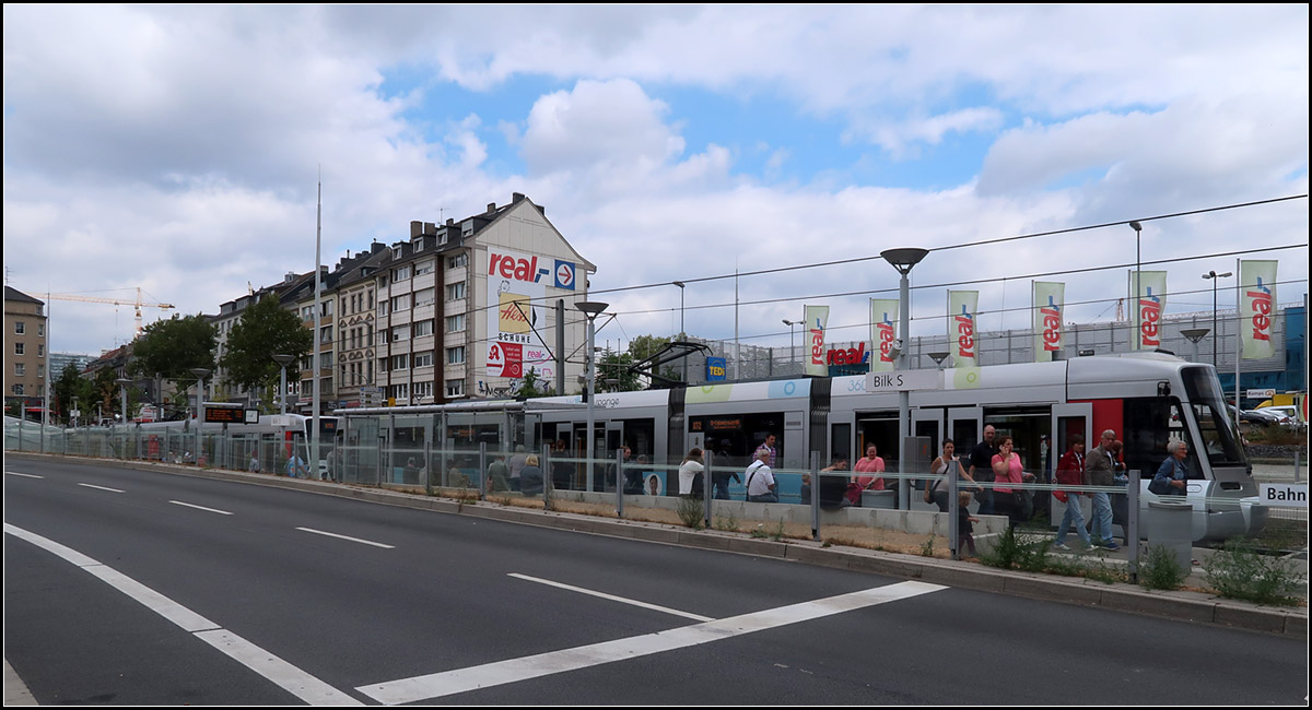 Kurz nach der Ausfahrt -

... aus dem Tunnel der Düsseldorfer Wehrhahnlinie. Kommt man aus dem Einkaufszentrum 'Düsseldorf Arcaden' wird man auf dem Weg zur Haltestelle 'Bilk S' zunächst mal durch eine Fußgängerampel aufgehalten. Der Blick fällt auf den langen Straßenbahnzug, der vorne schon das Straßenniveau erreicht hat.

14.08.2018 (M)

