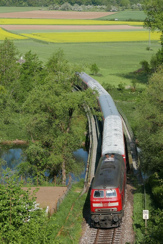 Kurz nach der Ausfahrt aus dem Schlossberg-Tunnel von Scheer überquert 218 409-1 mit den Wagen des RE 3206, Ulm -Donaueschingen, am 05.05.2018 die Donau.