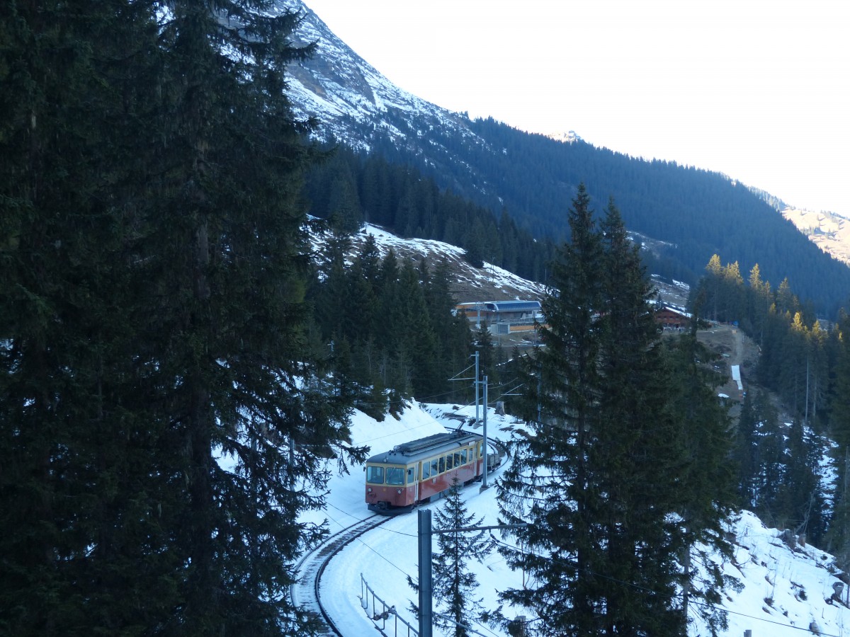 Kurz nach der Ausfahrt aus Winteregg macht sich der BLM-Zug auf den Weg nach Mürren. Im Dezember ist das eine Sache von Licht und Schatten, die tiefstehende Sonne kommt auf der Schattenseite einfach nicht an. 29.12.2015