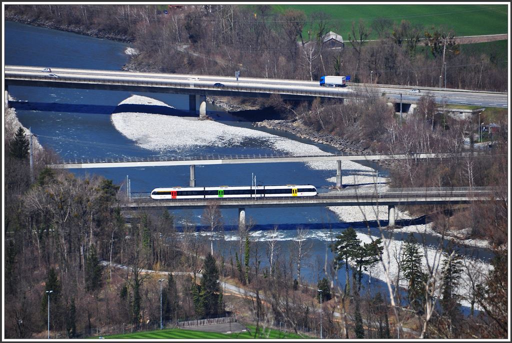 Kurz nach Bad Ragaz überquert die S12 den Rhein und die Kantonsgrenze von St.Gallen nach Graubünden. (07.04.2015)