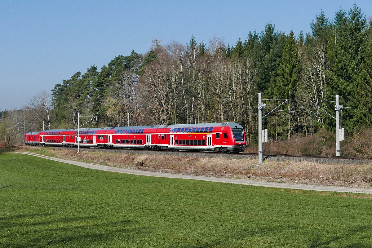 Kurz nach Bad Schussenried schiebt 245 007 die Wagen des RE 4214, Aulendorf - Stuttgart, die Steigung hinauf zur Wasserscheide zwischen Rhein und Donau (19.03.2020).