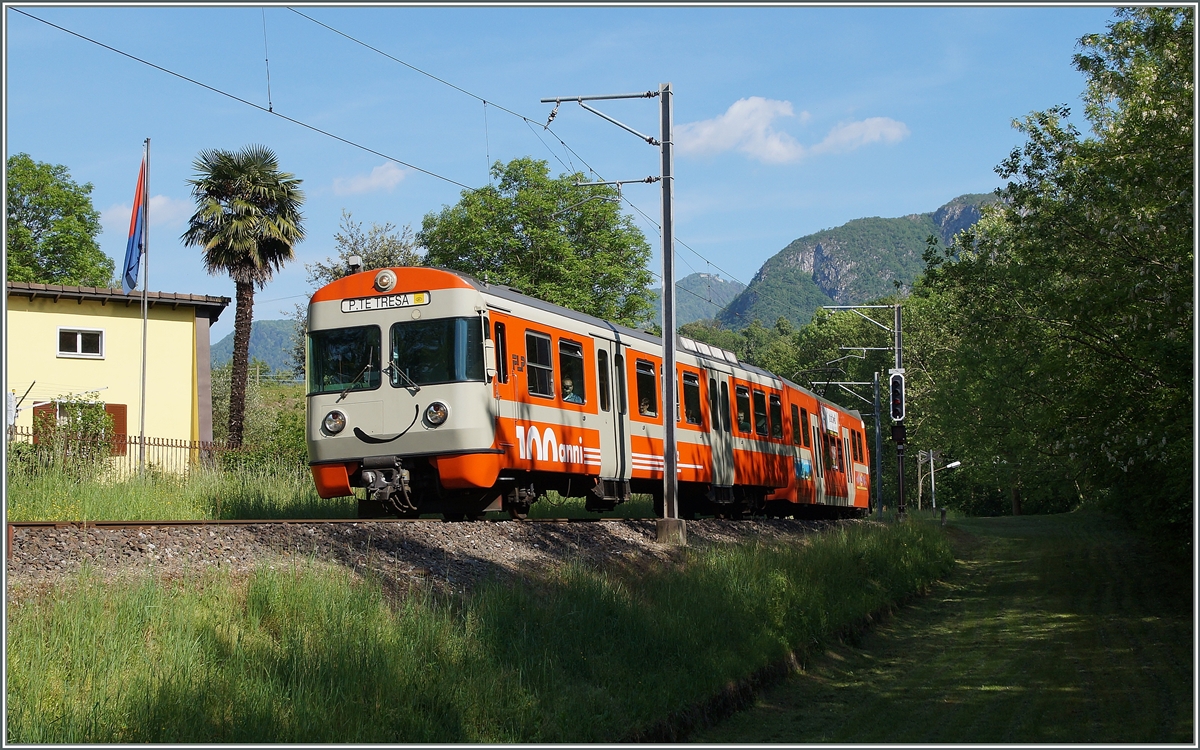 Kurz nach Cappella-Agnuzzo konnte ich diesen FLP Regionlazug auf der Fahrt von Lugano nach Ponte Tresa fotografieren.
5. Mai 2014