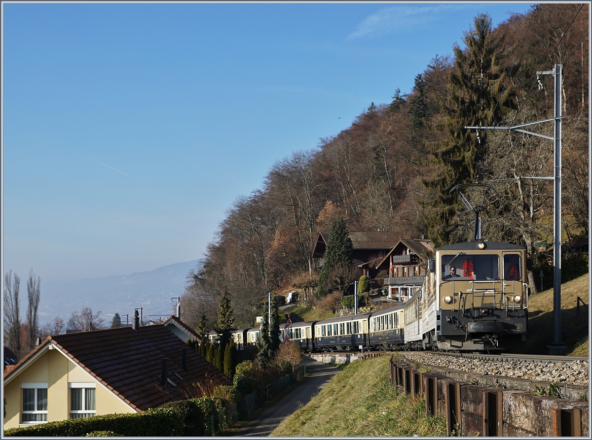 Kurz nach Chernex ist eine MOB GDe 4/4 in  GoldenPass  Lackierung mit dem  MOB Belle Epoque  N° 3126 von Montreux nach Zweisimmen unterwegs. 
15. Dez. 2016