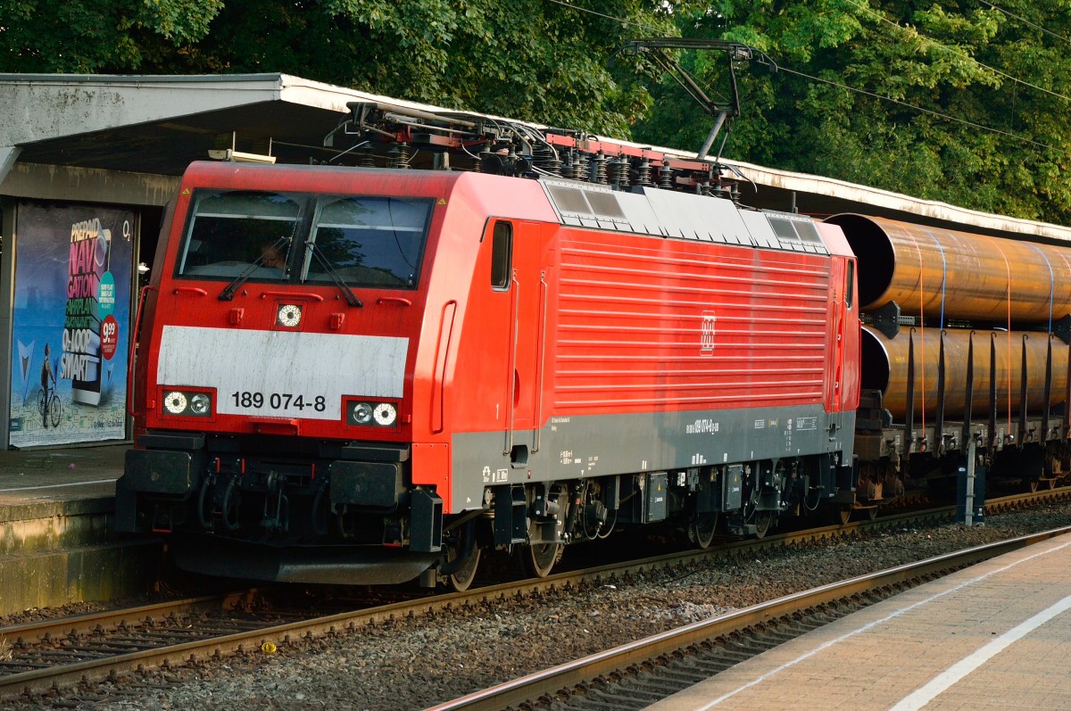 Kurz nach dem die 189 074-8 mit ihrem Gterzug aus dem Odenkirchener Streckenast in dem Bahnhof einfuhr musste sie halten. Um einer RB 39 und der RE4 Vorfahrt zugewhren. Hier steht sie nun auf Gleis 1 und wartet auf den Abfahrbefehl. Rheydt Hbf den 29.8.2013