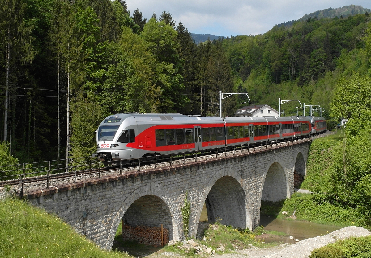 Kurz nach dem 8.603 m langen Rickentunnel berquert die von St. Gallen kommende S4 23458 auf der Fahrt nach Sargans am 04.05.2014 den Viadukt in Kaltbrunn.