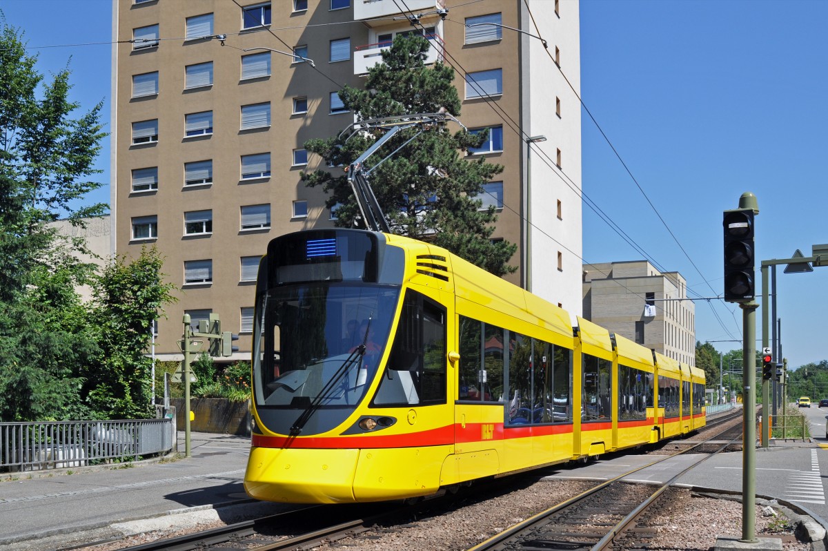 Kurz nach dem Abladen wird der Tango 175 ins Depot Hüslimatt überführt. Die Aufnahme entstand am 01.07.2015 kurz nach der Haltestelle Binningen Oberdorf.