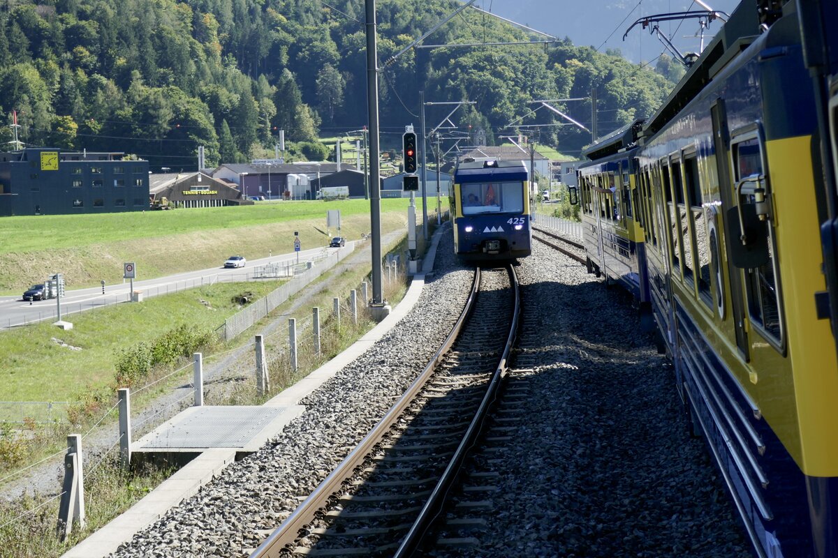 Kurz nach dem Bahnhof Matten waret man am 19.9.25 mit den drei ABeh 4/4 II 311-313 auf den entgegenkommenden Zug.

