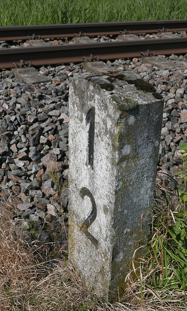 Kurz nach dem Beginn der Bodenseegürtelbahn wurde bei Stahringen dieser alte Kilometerstein fotografiert (23.09.2017).