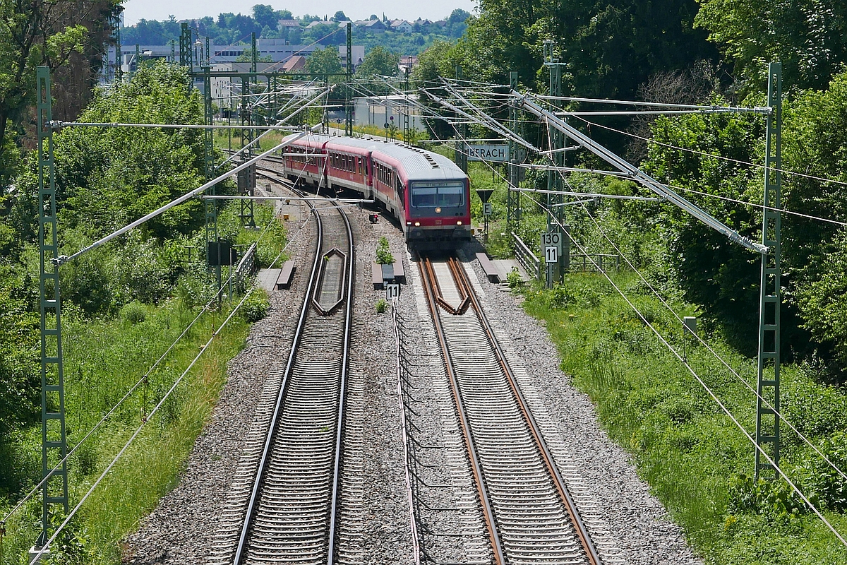 Kurz nach dem Beginn der Fahrt als RE 22544, Biberach (Ri�) - Ulm, �berqueren 928 549 und ein weiterer Triebwagen der Baureihe 628/928 am 25.06.2019 den Wei�gerberbach.