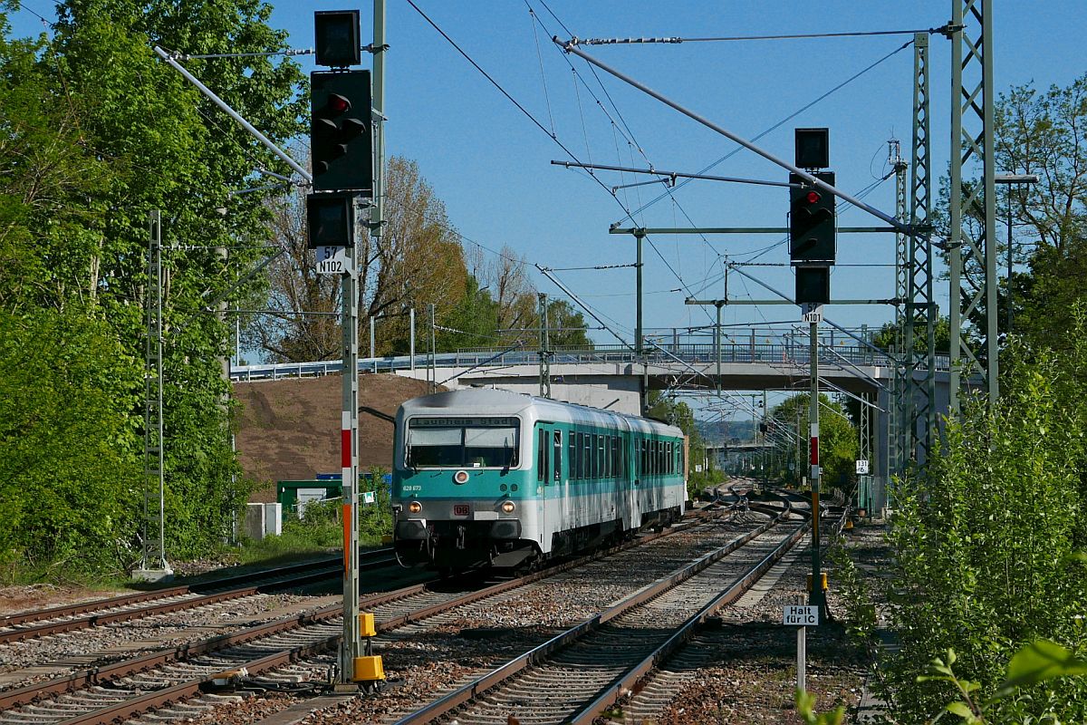 Kurz nach dem Beginn der Fahrt in Biberach Sd am 07.05.2020 als RB 22664 nach Ulm befindet sich 628 673 / 628 486  Maria  bei der Einfahrt in den Bahnhof von Biberach (Ri).