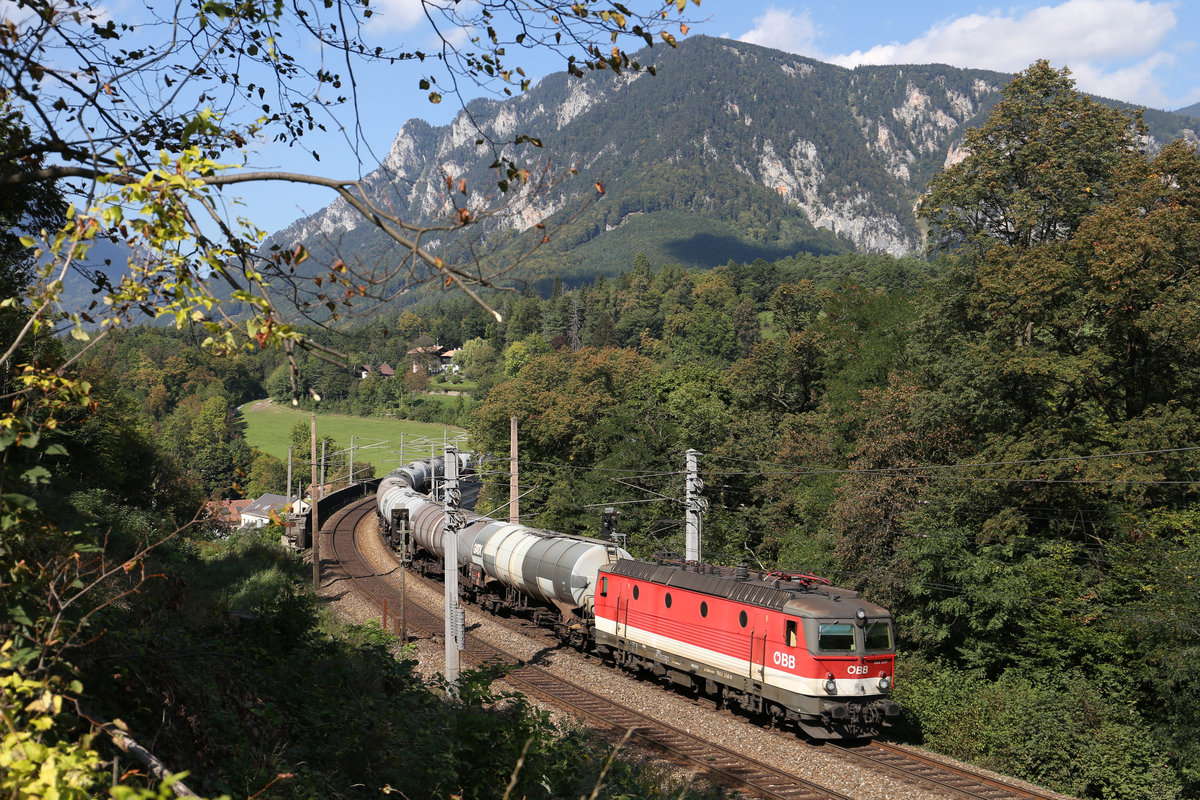 Kurz nach dem Schwarzatal-Viadukt,fährt 1144.250 mit GAG-91027 in Payerbach bergwärts. 18.9.18