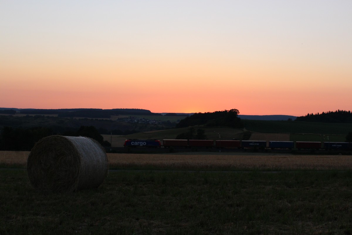 Kurz nach dem Sonnenuntergang am 06.07.2015 fuhr durch das Vogtland eine Traxx der SBB Cargo mit Containerzug. Aufgenommen in Ruppertsgrün/Pöhl