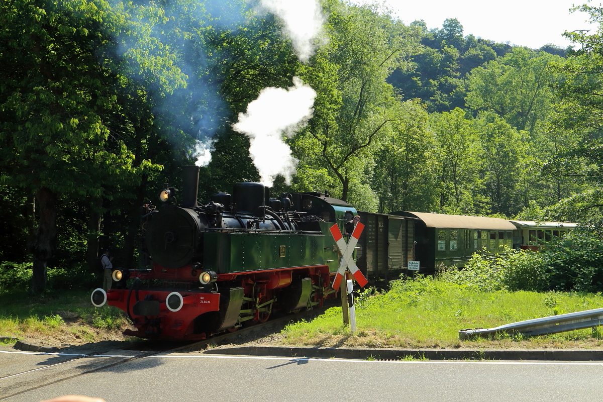 Kurz nach dem Start in Brohl-Lützing steht am 05.06.2015 für 11sm bereits die erste Scheinanfahrt am Bahnübergang in Brohl-Niederlützingen an. Das Bild zeigt den Zug beim Zurücksetzen zur Vorbereitung der Scheinanfahrt. Beim vorherigen Aussteigen in der Wildnis mußte ich die etwas schmerzhafte Erfahrung machen, daß kurze Hosen, Sandalen und Brennesseln keine sehr vorteilhafte Kombination sind! ;-)