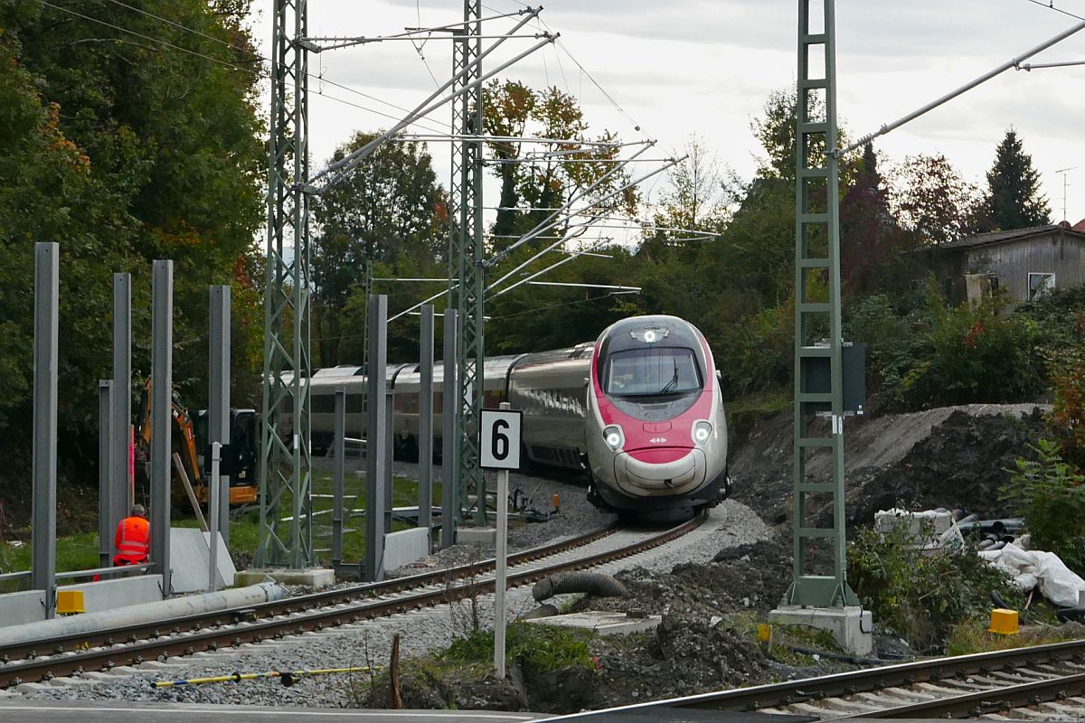 Kurz nach dem Start in Lindau-Reutin zu einer weiteren Oberleitungsmessfahrt nach Wangen (Allgäu) befindet sich RABe 503 017 am 21.10.2020 auf dem Verbindungsbogen zur Allgäu-/Bodenseegürtelbahn. 