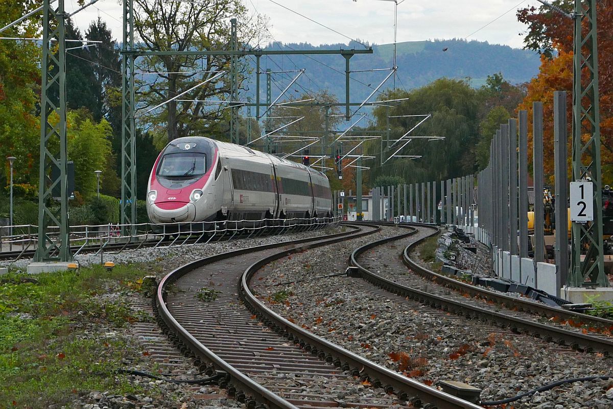 Kurz nach dem Start in Lindau-Reutin zu einer weiteren Oberleitungsmessfahrt nach Wangen (Allgäu) befindet sich RABe 503 017 am 21.10.2020 auf dem Verbindungsbogen zur Allgäu-/Bodenseegürtelbahn. Aufnahmestandort hinter der Schranke des Bahnübergangs Hasenweidweg in Lindau.