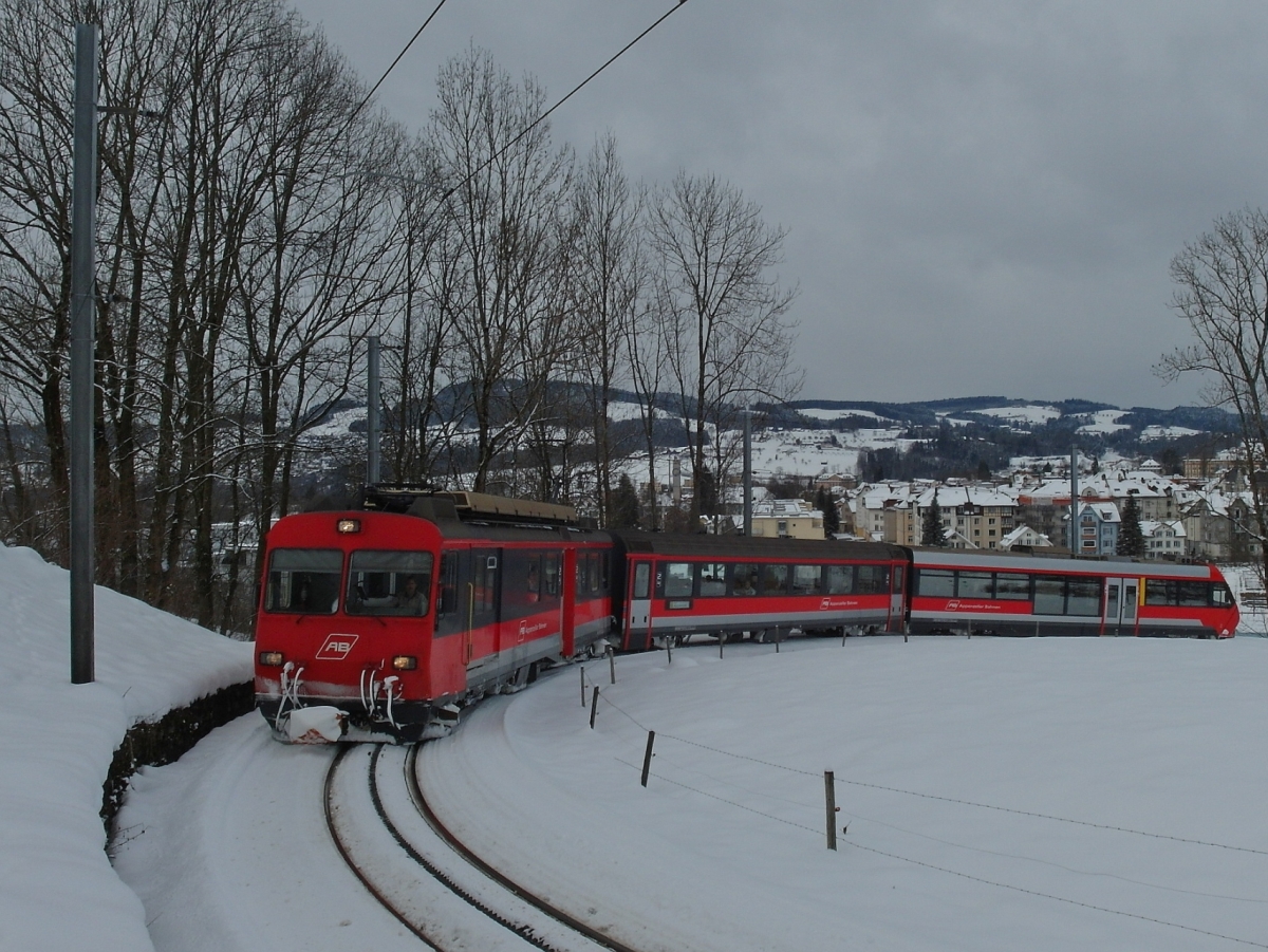 Kurz nach dem Start in St. Gallen befhrt BDeh 4/4 Nr. 13 am 01.02.2015 als S22 2131 nach Appenzell den Zahnstangenabschnitt an der Ruckhalde. Im Bild ein Teil der 180-Kehre mit einem Radius von 30 m und einer Steigung von 92‰.